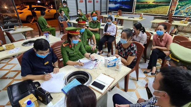 Lời khai của chủ quán nướng bắt cô gái quỳ xin lỗi vì chê đồ ăn - Ảnh 2. Lời khai của chủ quán nướng bắt cô gái quỳ xin lỗi vì chê đồ ăn - Ảnh 2.