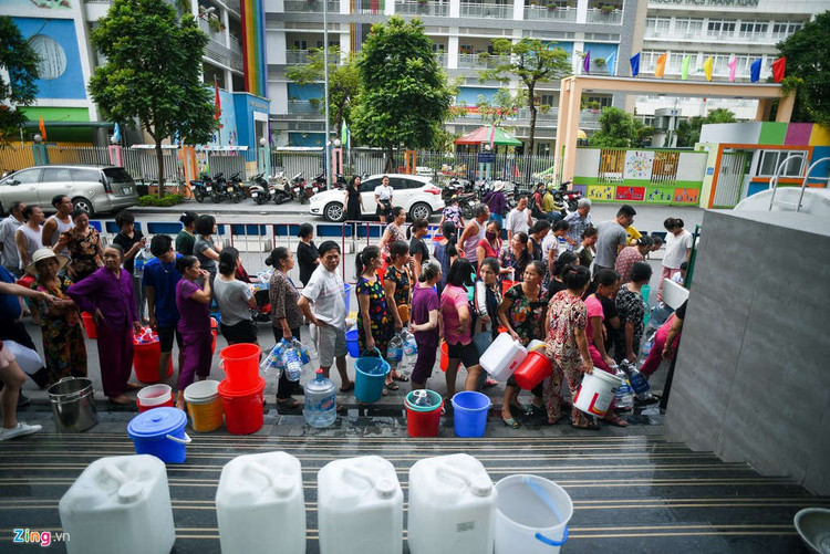 Sau cuộc khủng hoảng thiếu nước sạch do nguồn nước sông Đà bị nhiễm dầu thải, người dân Thủ đô lại đối mặt với giá nước cao được cung cấp từ Nhà máy nước sông Đuống. Ảnh: Việt Linh. Khong the kiem toan Cong ty nuoc sach song Duong du vay 4.000 ty hinh anh 2