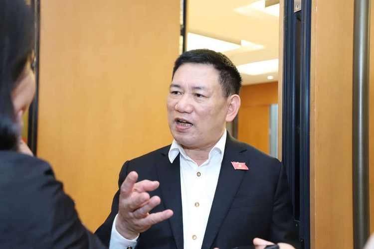 Tổng Kiểm toán Nhà nước Hồ Đức Phớc trao đổi với báo chí bên hành lang Quốc hội. Ảnh: Minh Châu. Khong the kiem toan Cong ty nuoc sach song Duong du vay 4.000 ty hinh anh 1