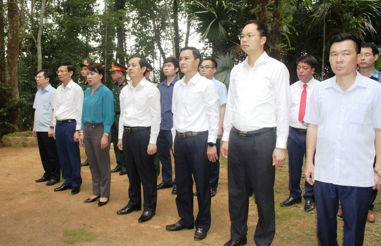 Đoàn đại biểu dâng hương tại di tích nơi làm việc của Đại tưởng Võ Nguyên Giáp tại xã Bảo Linh, huyện Định Hóa (Ảnh: Thu Hương) dang-huong-2.jpg