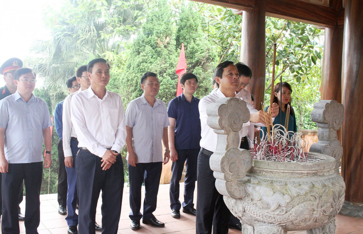 Đoàn đại biểu dâng hương tưởng niệm Chủ tịch Hồ Chí Minh tại nhà tưởng niệm Người trên đỉnh đèo De, xã Phú Đình, huyện Định Hóa (Ảnh: Thu Hương) dang-huong.jpg