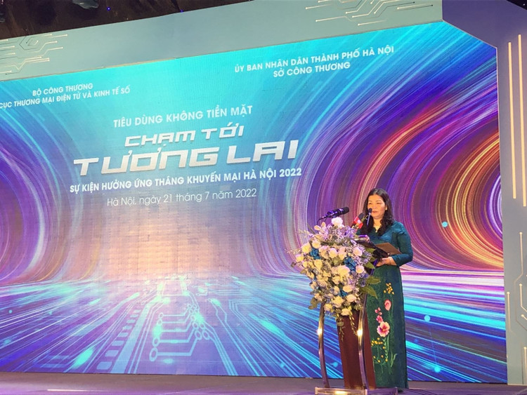 Bà Trần Thị Phương Lan, Quyền Giám đốc Sở Công Thương Hà Nội phát biểu tại sự kiện. khong-dung-tien-mat-1.jpg