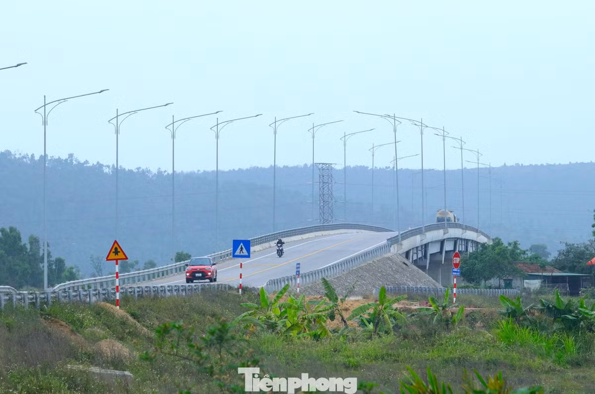 Toàn tuyến có 8 cây cầu, trong đó có 5 cầu lớn là Hoàng Mai, Lạch Quèn, Cửa Thơi, Lạch Vạn, Nghi Quang và 3 cầu nhỏ Tân Long, kênh Nhà Lê, Nghi Tân đã cơ bản hoàn thành.