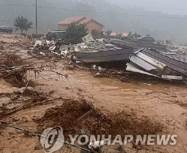 Một người đàn ông khoảng 60 tuổi được phát hiện trong tình trạng ngừng tim sau khi một trận lở đất do mưa lớn gây ra nhấn chìm nhiều ngôi nhà ở một ngôi làng tại Sancheong, tỉnh Gyeongsang Nam, vào sáng 19/7. Ảnh: Yonhap.