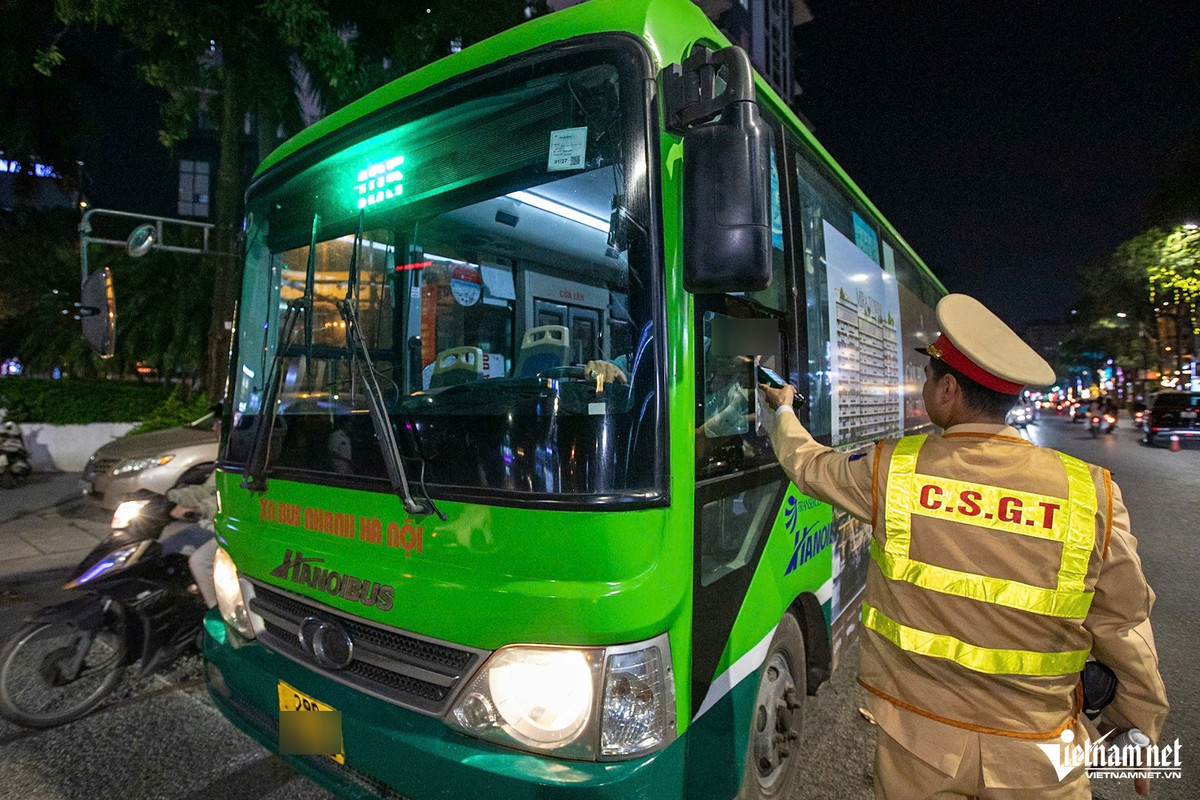 Qua khảo sát, CSGT phát hiện trên phố Trung Hòa (phường Yên Hòa, Hà Nội) có nhiều hàng quán nên đã lập 2 điểm kiểm soát vi phạm nồng độ cồn tại 2 đầu tuyến phố này. Các thông tin như đặc điểm nhận dạng tài xế, biển kiểm soát phương tiện được tổ CSGT hóa trang thu thập, sau đó báo cho tổ CSGT chốt ở hai đầu phố Trung Hòa để dừng xe kiểm tra.