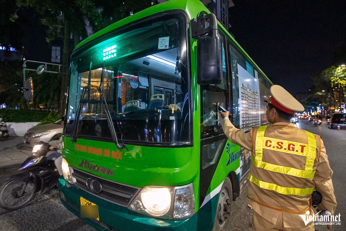 Qua khảo sát, CSGT phát hiện trên phố Trung Hòa (phường Yên Hòa, Hà Nội) có nhiều hàng quán nên đã lập 2 điểm kiểm soát vi phạm nồng độ cồn tại 2 đầu tuyến phố này. Các thông tin như đặc điểm nhận dạng tài xế, biển kiểm soát phương tiện được tổ CSGT hóa trang thu thập, sau đó báo cho tổ CSGT chốt ở hai đầu phố Trung Hòa để dừng xe kiểm tra.