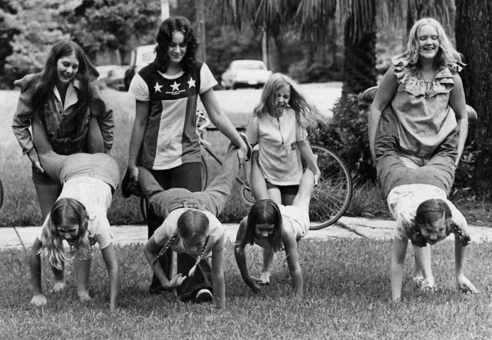 Chị em nhiếp ảnh gia Dughi và những cô gái khác chơi đùa trên bãi cỏ ở Tallahassee năm 1974.