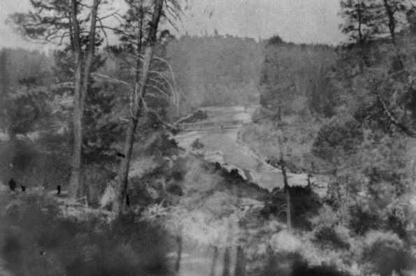 Cầu Bear River và con đường từ Colfax đến Grass Valley trong bức ảnh chụp những năm 1860. Ảnh: Thư viện Quốc hội.