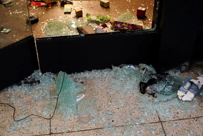 Những mảnh kính vỡ trên sàn sau khi các cửa hàng bị cướp phá sau nhiều ngày biểu tình phản đối chiến dịch truy quét người nhập cư và việc triển khai Vệ binh Quốc gia California và Thủy quân Lục chiến Mỹ tại trung tâm thành phố Los Angeles vào ngày 10/6/2025.