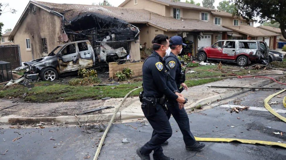 Một đoạn video của đài truyền hình trực thuộc CBS KFMB-TV ghi lại cảnh tượng sau vụ tai nạn cho thấy các mảnh vỡ nằm rải rác trên bãi cỏ. Một số ngôi nhà bị hư hại. Ảnh: Getty.