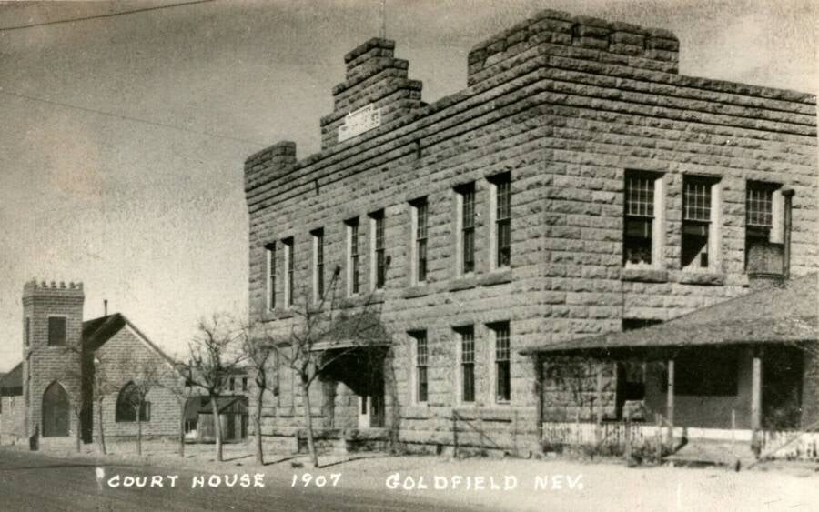 Tòa án ở Goldfield, bang Nevada. Vàng được phát hiện ở Goldfield vào đầu thế kỷ 20, giúp nơi đây trở thành nguồn cung cấp kim loại quý chính trong nhiều thập kỷ.