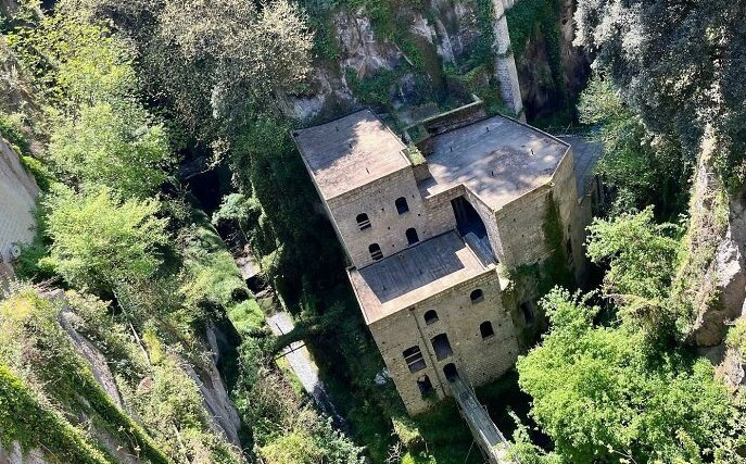Nằm ở Sorrento, Italy, thung lũng Dei Mulini là nơi tập trung một loạt các nhà máy từ thế kỷ thứ 10. Đến những năm 1940, các nhà máy đã bị đóng cửa và giờ đây bị thiên nhiên "xâm chiếm".