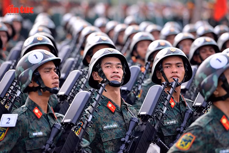 Khối chiến sĩ tác chiến điện tử rèn luyện nghiêm túc giữa trời nắng gắt.