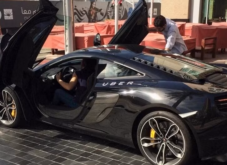 Không có gì ngạc nhiên khi bạn bắt gặp những chiếc taxi sang trọng trên đường phố của Các Tiểu vương quốc Ả rập Thống nhất.