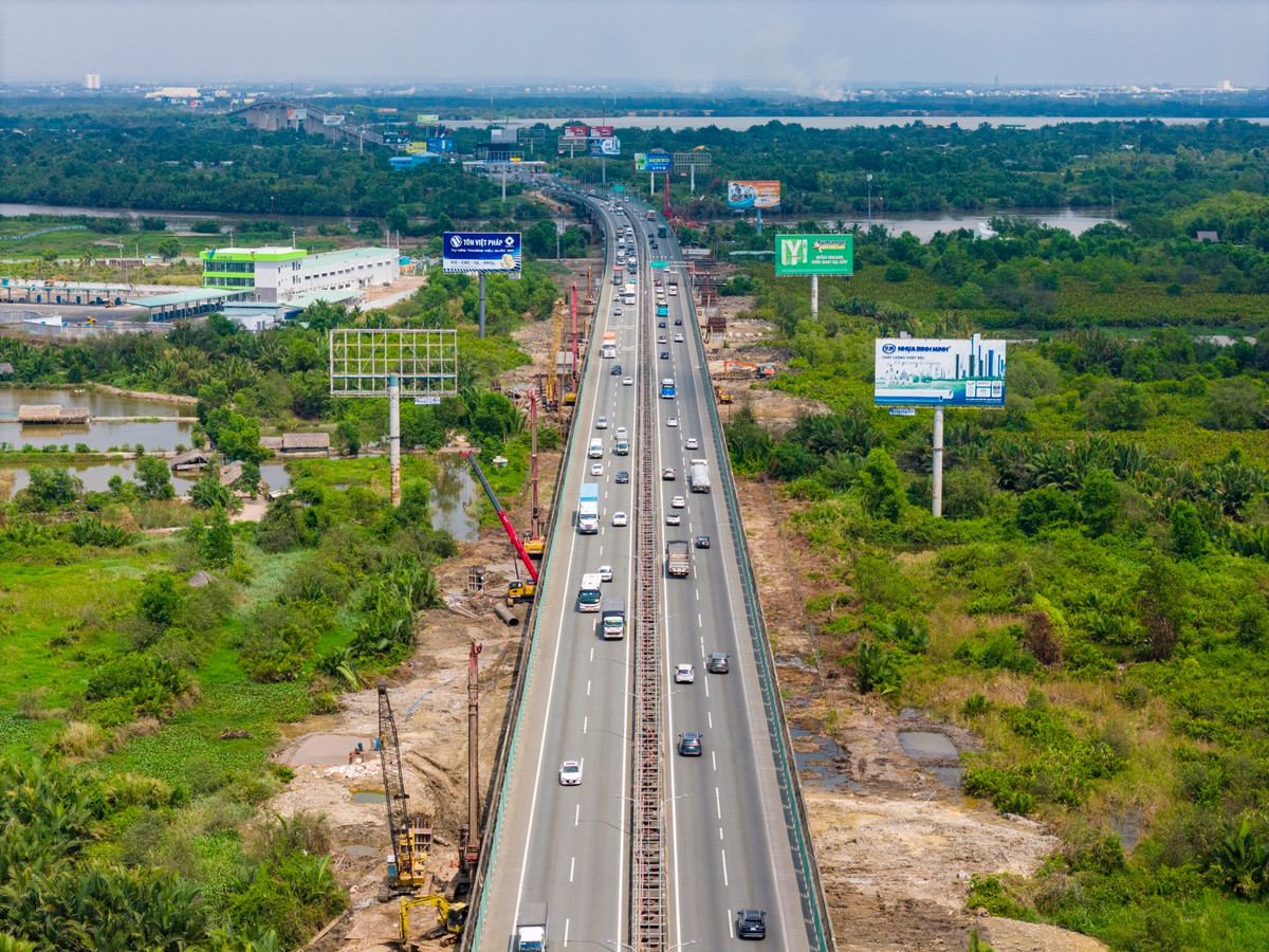 Đoạn từ cầu Long Thành hướng về Vành đai 3 TP.HCM cũng đang được liên danh nhà thầu huy động hàng trăm máy móc thi công cọc khoan nhồi và trụ cầu.