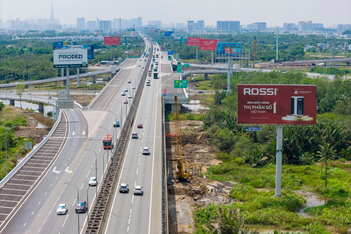 Dự án mở rộng cao tốc TP.HCM - Long Thành - Dầu Giây (đoạn 22 km từ nút giao Vành đai 2 đến nút giao cao tốc Biên Hòa - Vũng Tàu) khởi công ngày 19/8/2025, đặt mục tiêu cơ bản hoàn thành vào tháng 12/2026 và riêng cầu Long Thành hoàn thành vào quý I/2027.