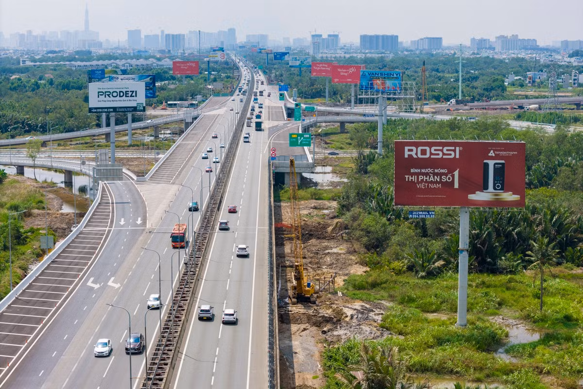 Dự án mở rộng cao tốc TP.HCM - Long Thành - Dầu Giây (đoạn 22 km từ nút giao Vành đai 2 đến nút giao cao tốc Biên Hòa - Vũng Tàu) khởi công ngày 19/8/2025, đặt mục tiêu cơ bản hoàn thành vào tháng 12/2026 và riêng cầu Long Thành hoàn thành vào quý I/2027.