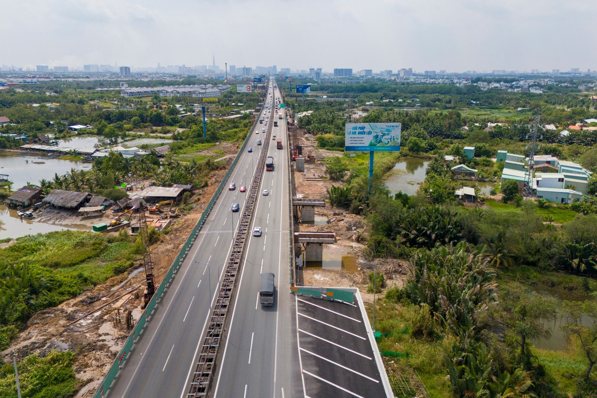 Thống kê cho thấy lưu lượng phương tiện trên tuyến cao tốc TP HCM - Long Thành tăng trung bình 10,82%/năm, hiện đã vượt xa năng lực thiết kế ban đầu. Việc giữ nguyên quy mô 4 làn xe sẽ gây tắc nghẽn nghiêm trọng khi sân bay Long Thành đi vào hoạt động.