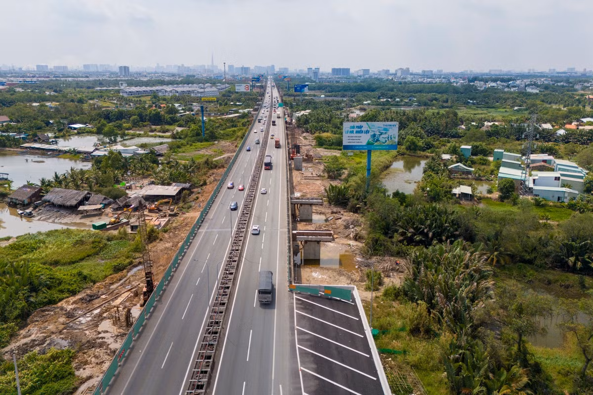 Thống kê cho thấy lưu lượng phương tiện trên tuyến cao tốc TP HCM - Long Thành tăng trung bình 10,82%/năm, hiện đã vượt xa năng lực thiết kế ban đầu. Việc giữ nguyên quy mô 4 làn xe sẽ gây tắc nghẽn nghiêm trọng khi sân bay Long Thành đi vào hoạt động.