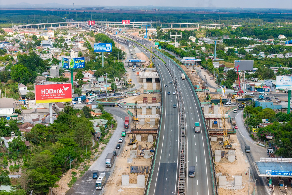 Tại nút giao với Quốc lộ 51, hệ thống trụ cầu, dầm và mặt cầu mở rộng đã cơ bản thành hình. Trên công trường, liên danh nhà thầu chia thành nhiều mũi khẩn trương thi công các hạng mục còn lại.