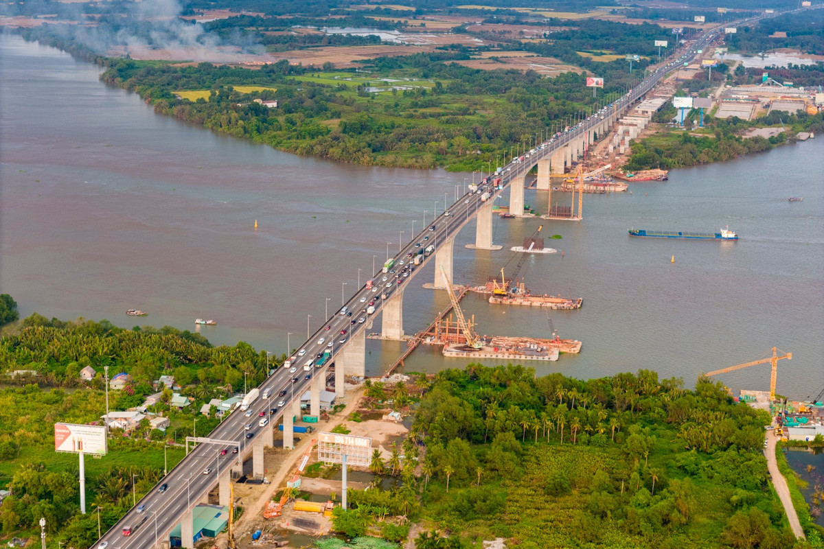 Đối với cầu Long Thành sẽ được xây dựng thêm một đơn nguyên mới với 5 làn xe hoàn chỉnh, nâng tổng năng lực thông hành tại đoạn này. Theo ghi nhận, nhà thầu đang đẩy nhanh thi công cọc khoan nhồi và trụ cầu, các móng trụ của đường dẫn cầu Long Thành phía Đồng Nai đang dần thành hình.