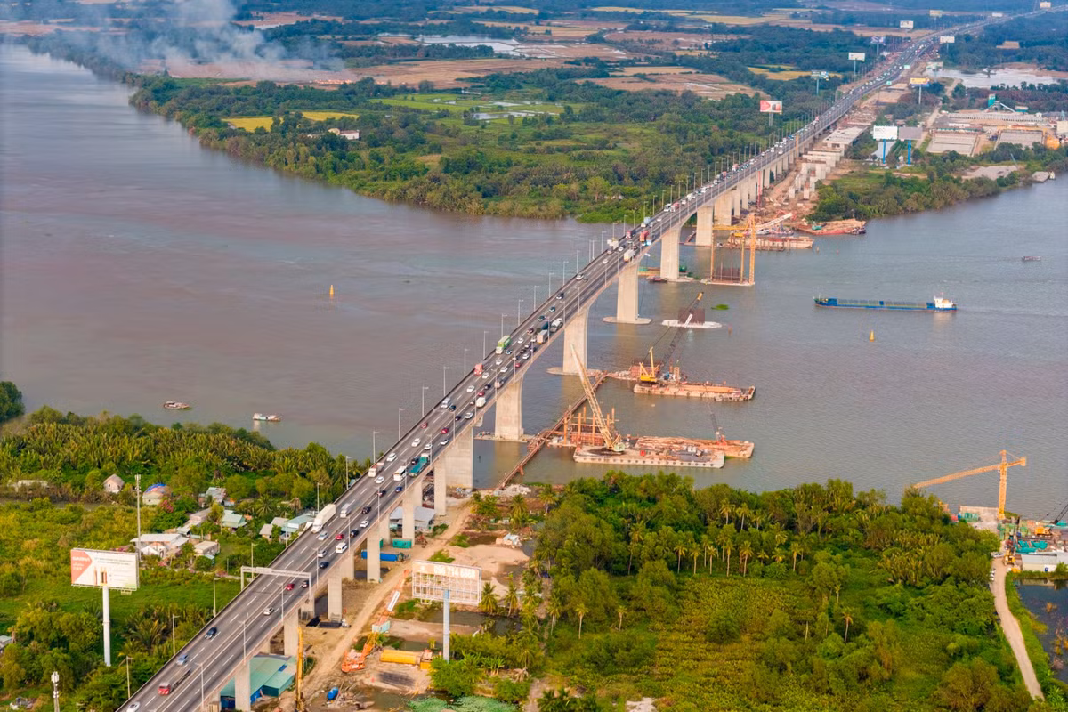 Đối với cầu Long Thành sẽ được xây dựng thêm một đơn nguyên mới với 5 làn xe hoàn chỉnh, nâng tổng năng lực thông hành tại đoạn này. Theo ghi nhận, nhà thầu đang đẩy nhanh thi công cọc khoan nhồi và trụ cầu, các móng trụ của đường dẫn cầu Long Thành phía Đồng Nai đang dần thành hình.