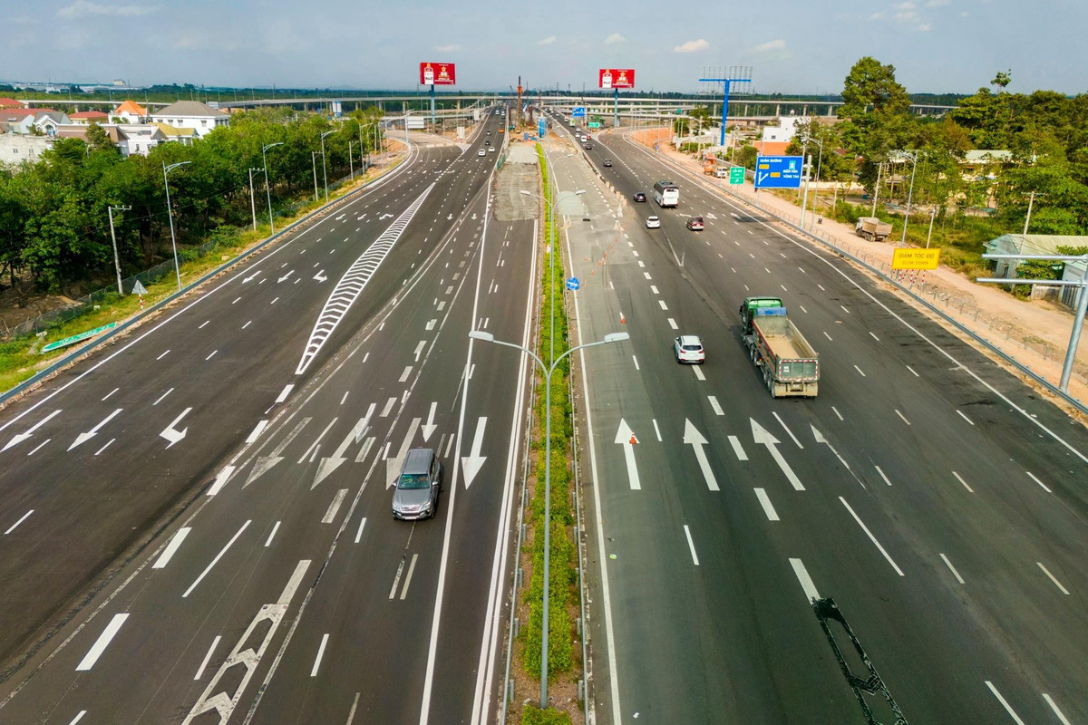 Theo quy hoạch, đoạn từ km4+000 đến km8+844,5 sẽ được nâng cấp lên 8 làn xe; đoạn từ km8+844,5 đến km25+920 sẽ đạt quy mô 10 làn xe. Trong ảnh là đoạn từ nút giao Quốc lộ 51 hướng về cao tốc Biên Hòa - Vũng Tàu đang được mở rộng lên 12-14 làn xe.