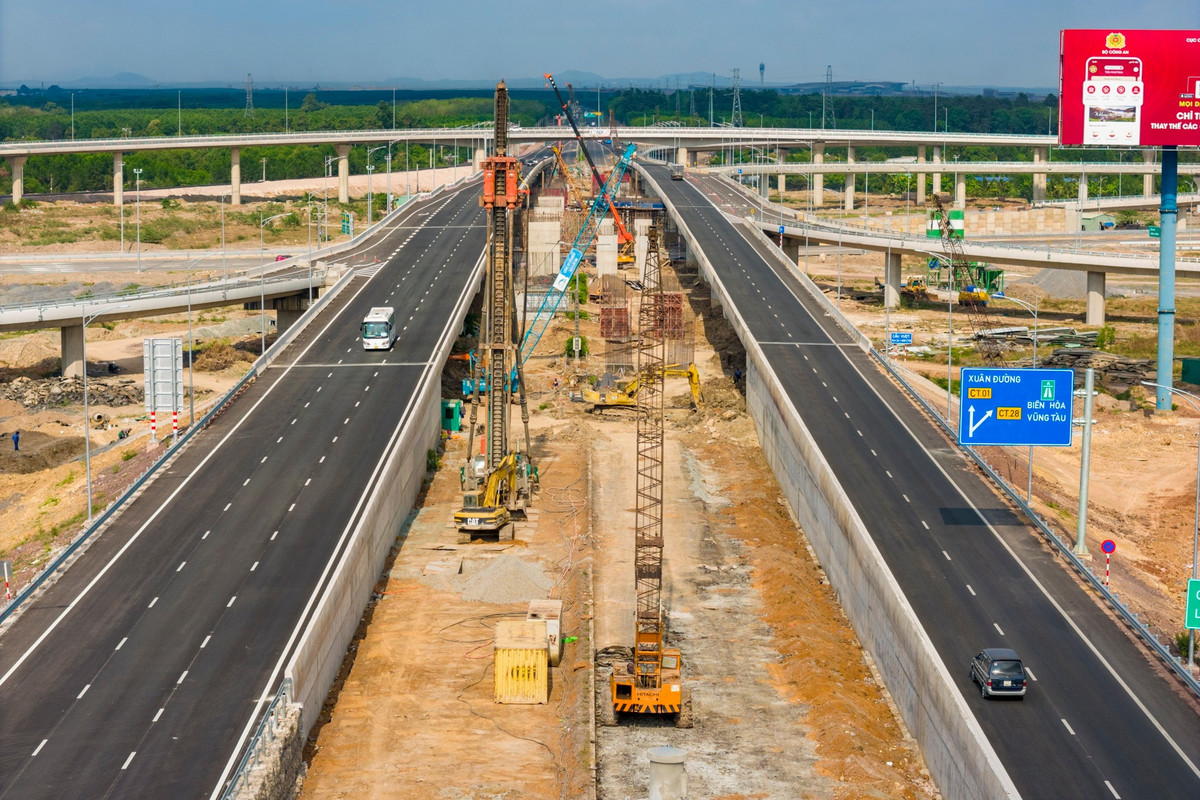 Dự án có tổng chiều dài thi công khoảng 22 km, điểm đầu tại km4+000 (nút giao Vành đai 2, TP.HCM) và điểm cuối tại km25+920 (nút giao cao tốc Biên Hòa - Vũng Tàu, Đồng Nai). Trong ảnh là nút giao với tuyến cao tốc Biên Hòa - Vũng Tàu, nơi các nhà thầu đang triển khai xây dựng thêm hai cầu vượt, qua đó nâng tổng quy mô đoạn này lên 10 làn xe.