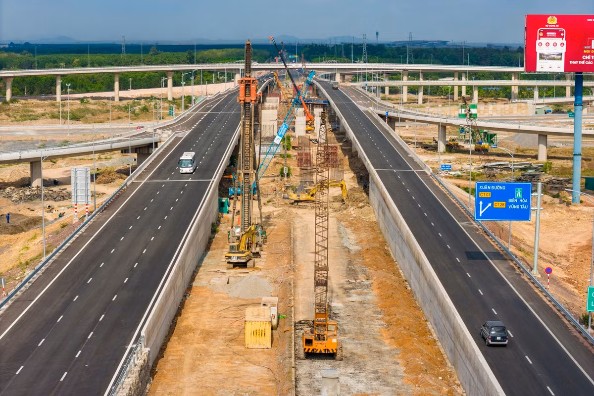 Dự án có tổng chiều dài thi công khoảng 22 km, điểm đầu tại km4+000 (nút giao Vành đai 2, TP.HCM) và điểm cuối tại km25+920 (nút giao cao tốc Biên Hòa - Vũng Tàu, Đồng Nai). Trong ảnh là nút giao với tuyến cao tốc Biên Hòa - Vũng Tàu, nơi các nhà thầu đang triển khai xây dựng thêm hai cầu vượt, qua đó nâng tổng quy mô đoạn này lên 10 làn xe.