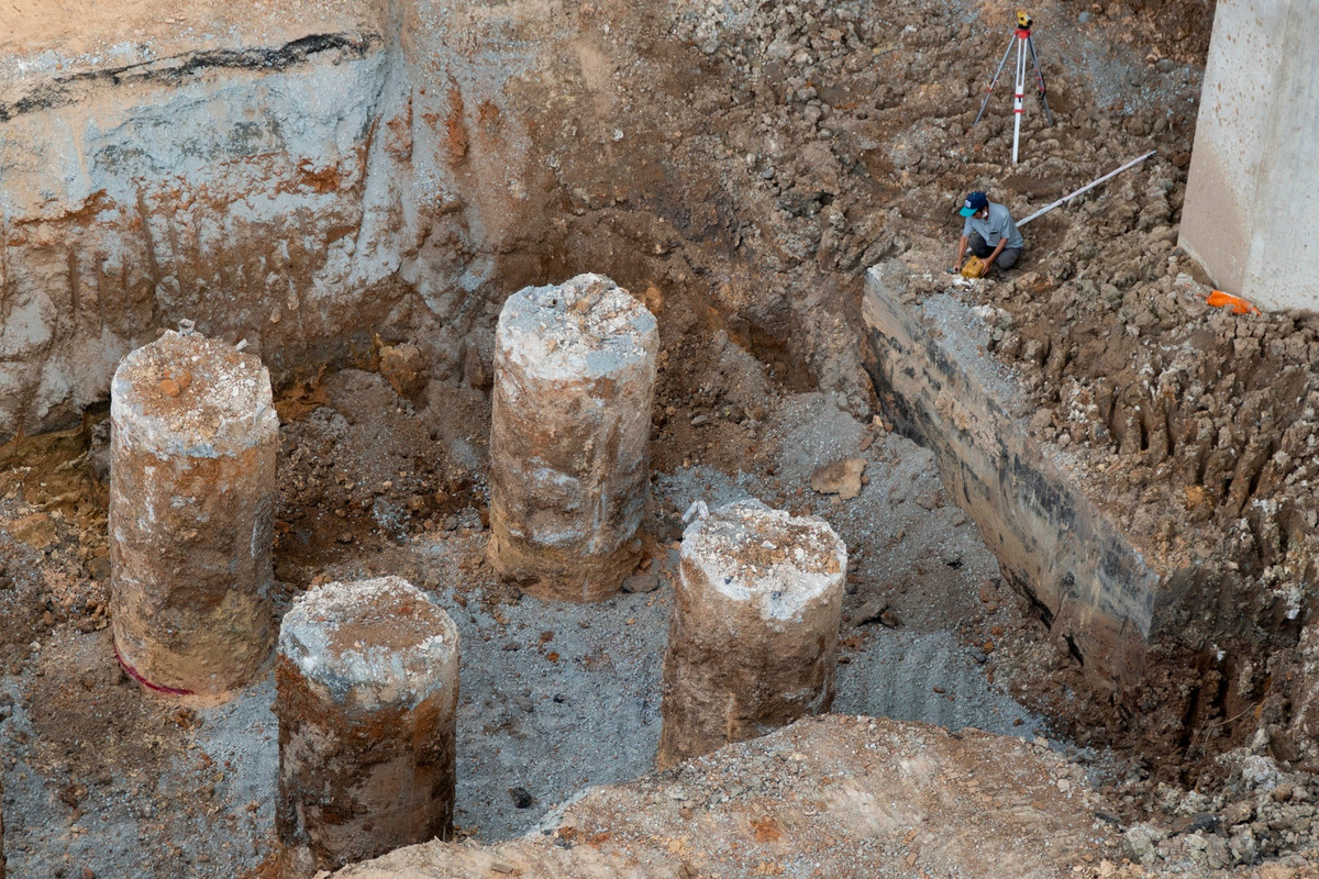 Công tác thi công được chia thành hai gói thầu chính. Gói thầu XL01 (đoạn Km4+00 - Km13+900) có giá trị 5.573,5 tỷ đồng do liên danh Tập đoàn Đèo Cả đứng đầu. Gói thầu XL02 (đoạn Km13+900 - Km25+920) trị giá 4.628,967 tỷ đồng được trao cho liên danh do Tổng công ty Xây dựng Trường Sơn đứng đầu.