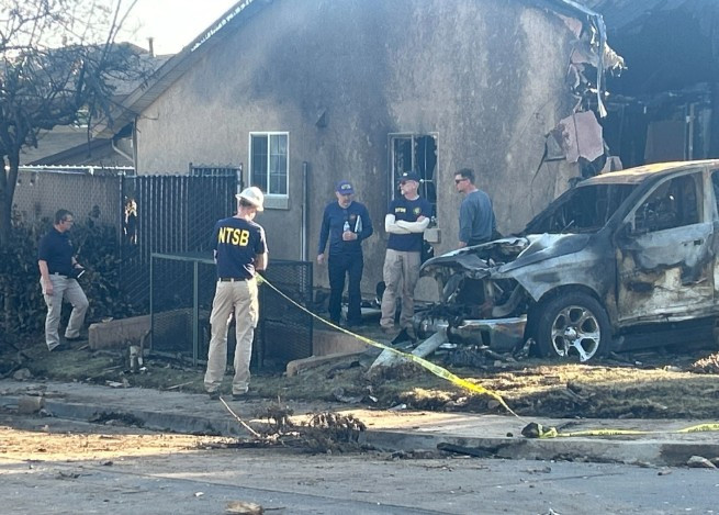 Eliott Simpson thuộc Ủy ban An toàn Giao thông Quốc gia Mỹ cho biết tại một cuộc họp báo rằng chiếc máy bay đã vướng vào đường dây điện cách sân bay khoảng hơn 3 km, trước khi lao xuống khu dân cư. Ảnh: NBC.