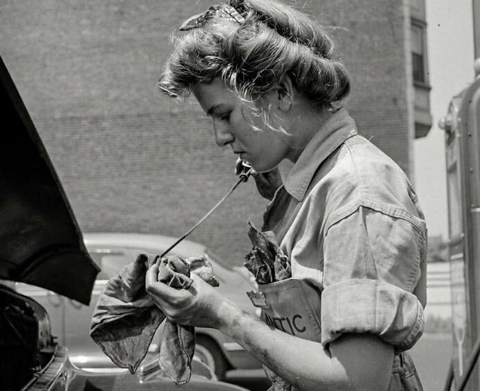 Một nữ thợ máy đang làm việc ở Philadelphia, Pennsylvania, Mỹ, năm 1943.