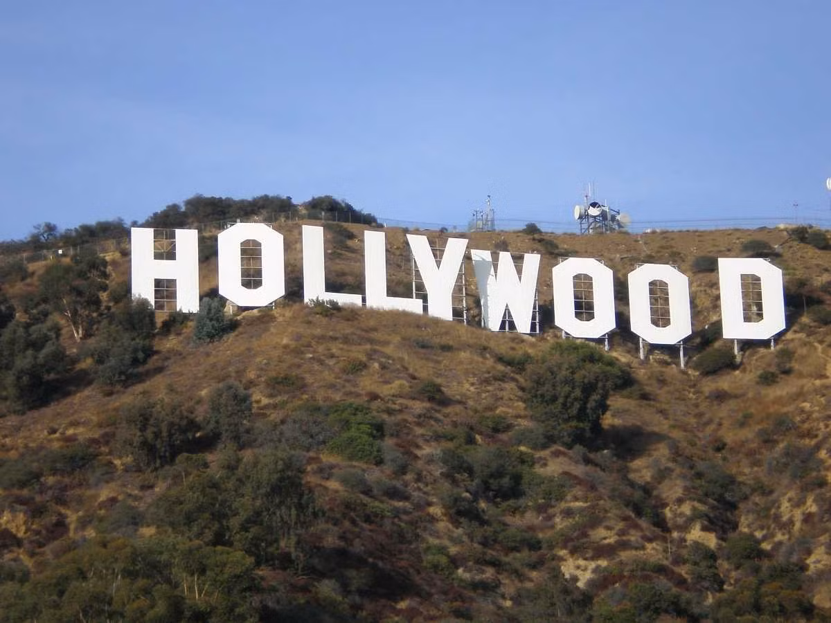 Biển hiệu Hollywood, biểu tượng của "kinh đô giải trí thế giới" Los Angeles, ban đầu được viết là “Hollywoodland” khi được dựng lên vào năm 1923. Ban đầu, đây là quảng cáo cho một dự án bất động sản ở Hollywood Hills. Theo thời gian, phần “land” (đất) đã bị xóa bỏ, chỉ còn lại “Hollywood”. Ảnh: HC.