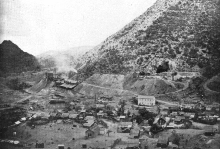 Bisbee, Arizona, khoảng năm 1879. Nơi này đã nhanh chóng phát triển thành thị trấn khai thác đồng, vàng và bạc khi đó.