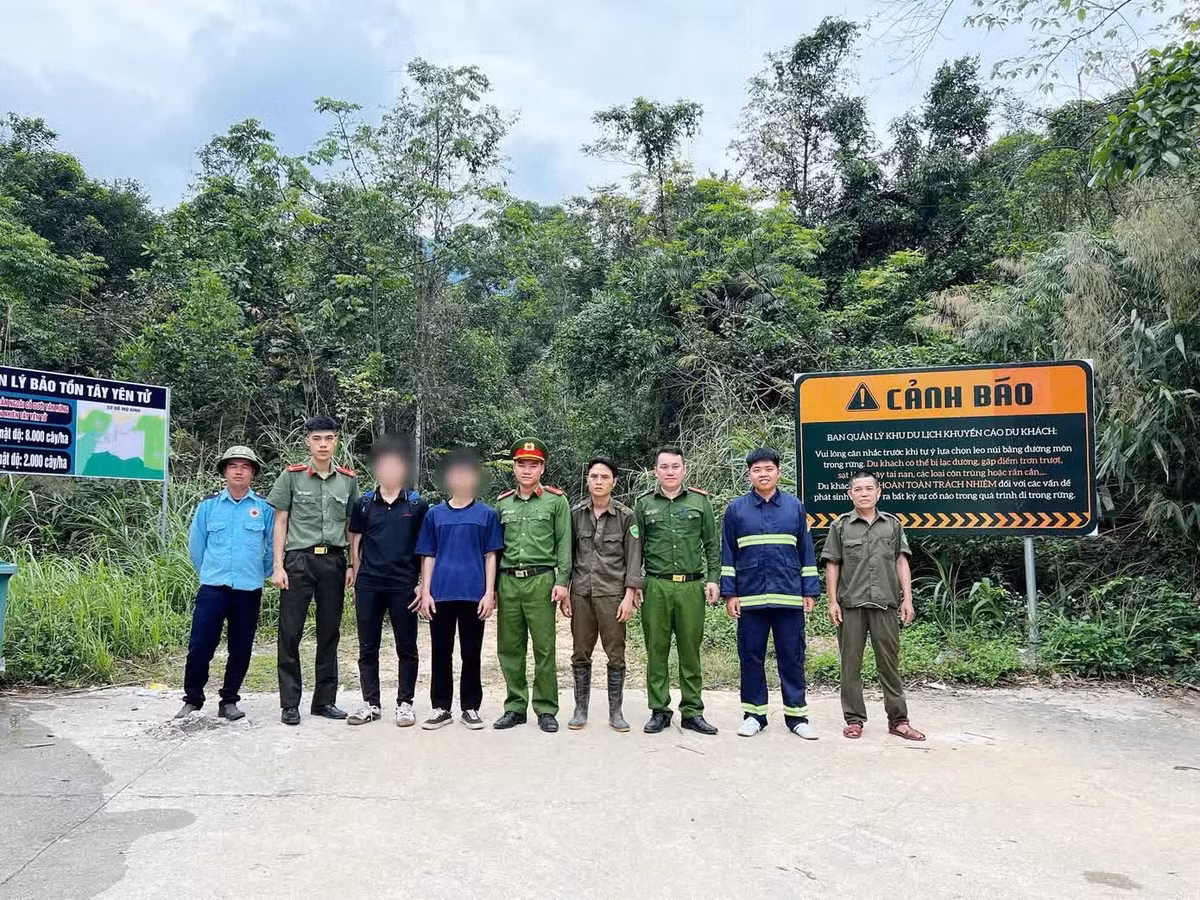 Hai du khách và đưa ra khỏi rừng an toàn.
