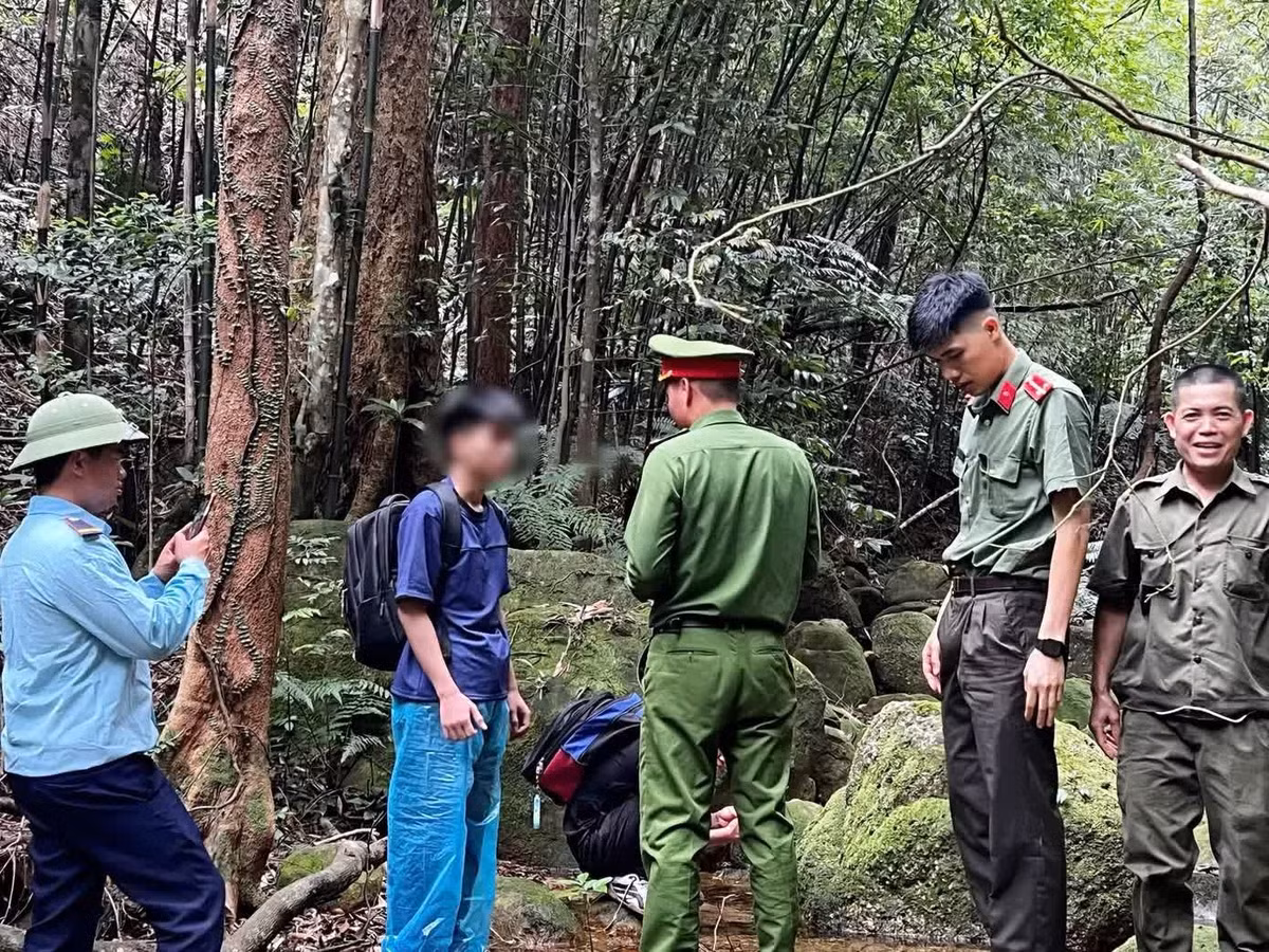 Công an xã Tây Yên Tử và lực lượng chức năng tìm thấy 2 du khách bị lạc trong rừng.