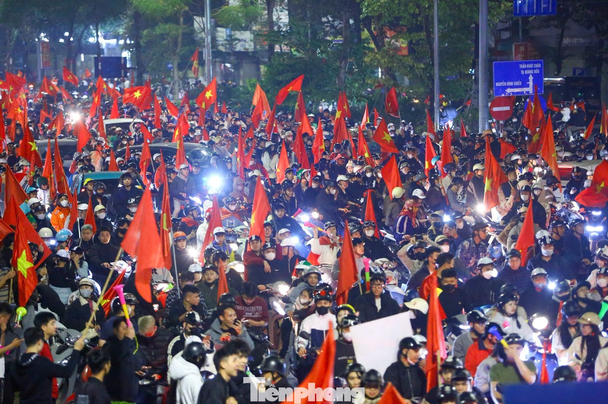 Khoảng hơn 1h sáng 17/1, U23 Việt Nam và U23 UAE cống hiến màn rượt đuổi tỷ số nghẹt thở suốt 120 phút thi đấu. Chung cuộc, chiến thắng 3-2 gọi tên U23 Việt Nam. Ngay sau khi trận đấu khép lại, dù đã sang nửa đêm, người dân tại Hà Nội vẫn đổ ra đường “đi bão”, ăn mừng chiến tích ấn tượng của đội tuyển nước nhà.