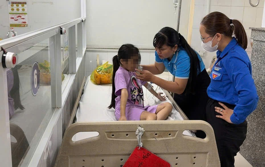 Thời điểm đang điều trị tại bệnh viện, đoàn thanh niên, hội phụ nữ của phường Tân Uyên đã túc trực chăm sóc cho bé gái.