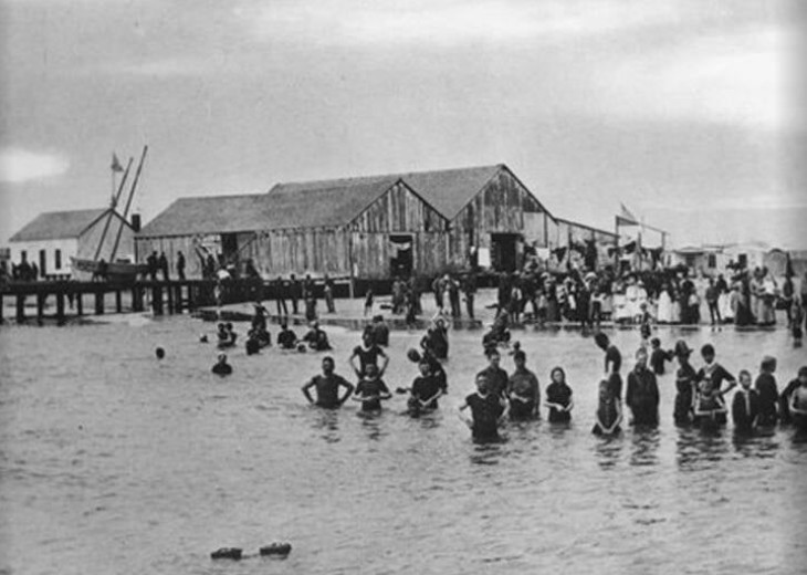 Trong ảnh là bến tàu Anaheim, tọa lạc tại vị trí hiện tại của Seal Beach, California, năm 1888. Từng là cảng của thung lũng Santa Ana, bến tàu Anaheim hoạt động như một nơi giao thương ven biển và cuối cùng trở thành một trung tâm nghỉ dưỡng. Ảnh: Thư viện Công cộng Anaheim.