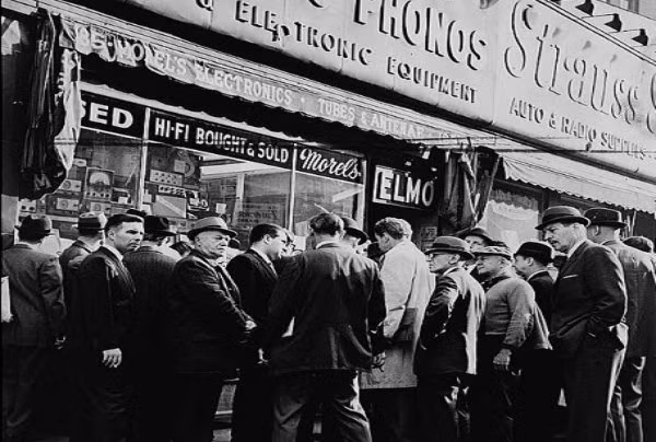 Ngay sau vụ ám sát, nhiều người tụ tập bên ngoài một cửa hàng radio ở Greenwich Village, New York, để nghe tin tức mới nhất từ Dallas, Texas.