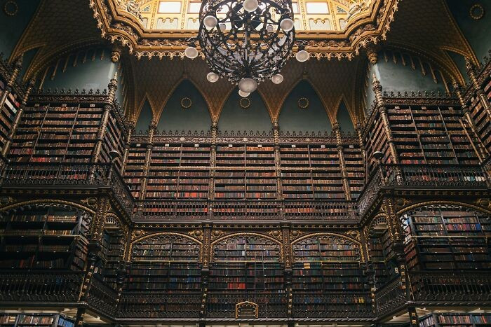 Một góc bên trong thư viện Real Gabinete Portugues De Leitura ở Rio De Janeiro, Brazil.