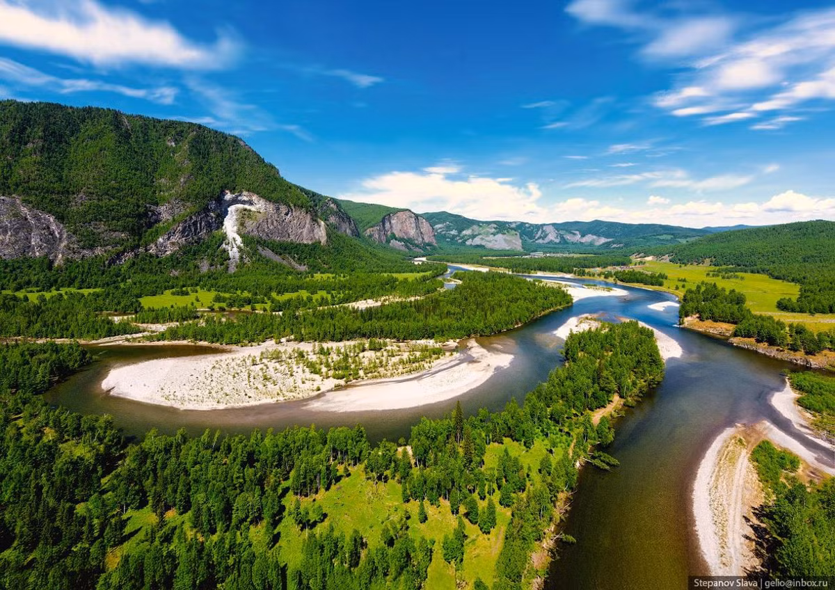 Tofalaria: Tofalaria nằm ở phía tây nam của huyện Nizhneudinsky, tỉnh Irkutsk. Đây là một vùng núi non hiểm trở, được bao phủ bởi rừng taiga rậm rạp và gần như không thể tiếp cận bằng đường bộ. Theo trang gw2ru.com, dân số ở khu vực này chỉ khoảng 800 người, một nửa trong số họ là người Tofa bản địa. Ảnh: Slava Stepanov.