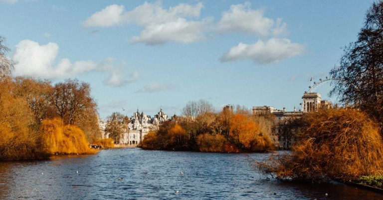 Tận hưởng mùa thu ở Công viên St James.