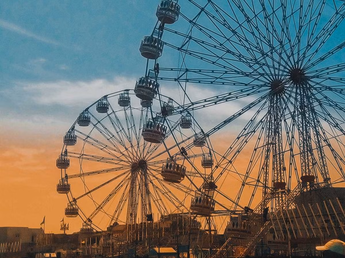 Vòng đu quay chạy bằng năng lượng mặt trời duy nhất trên thế giới nằm ở Santa Monica, Los Angeles, cụ thể là Pacific Wheel. Vòng đu quay này chạy hoàn toàn bằng năng lượng mặt trời, thể hiện sự thân thiện với môi trường của khu vực. Ảnh: HC.