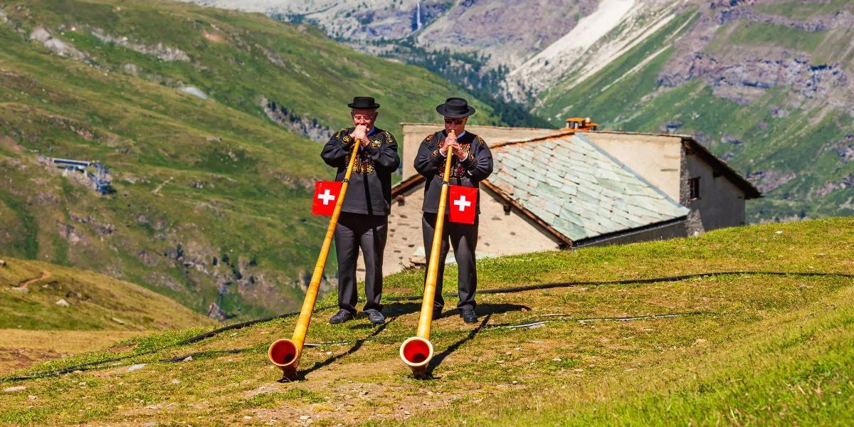 Kèn Alphorn là một nhạc cụ truyền thống của Thụy Sĩ, được làm bằng gỗ và dài khoảng 3,5 m. Ảnh: GA.