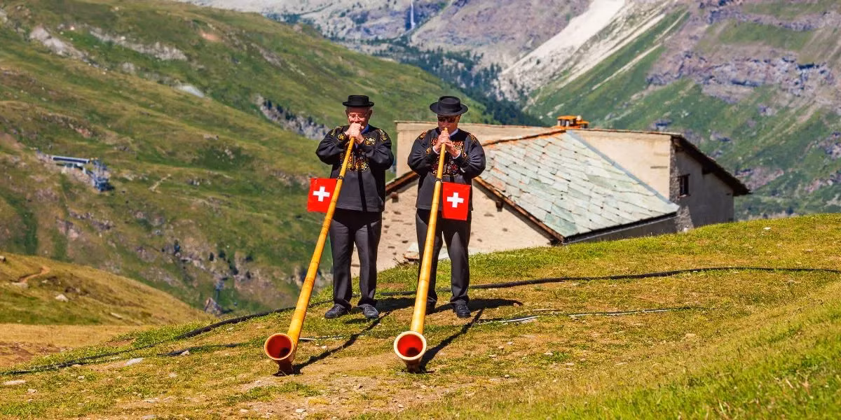 Kèn Alphorn là một nhạc cụ truyền thống của Thụy Sĩ, được làm bằng gỗ và dài khoảng 3,5 m. Ảnh: GA.