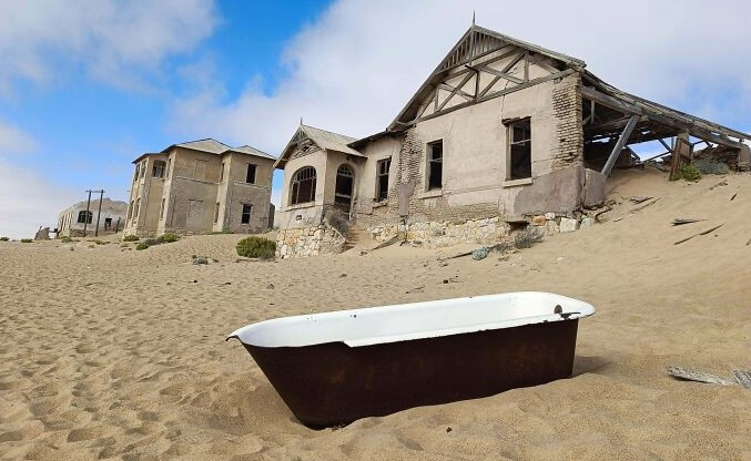 Thị trấn Kolmanskop ở Namibia nổi lên từ cơn sốt kim cương đầu thế kỷ 20, nhanh chóng trở thành một trong những nơi giàu có nhất châu Phi. Khi kim cương cạn kiệt, cư dân cũng nhanh chóng rời bỏ nơi này, khiến nơi đây hoàn toàn bị bỏ hoang từ năm 1956.