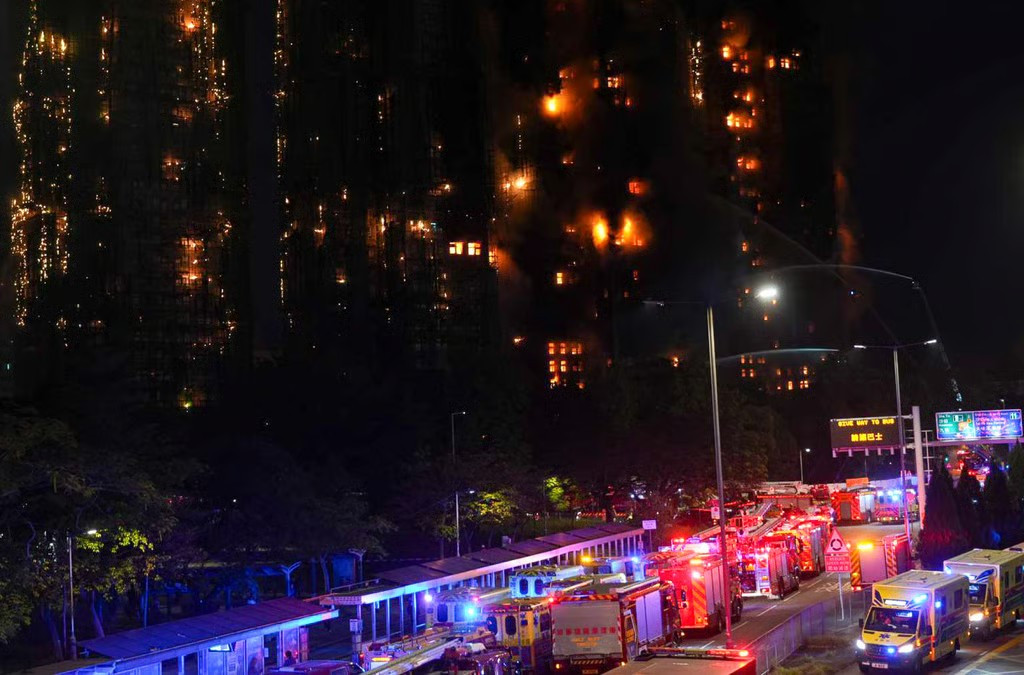 Lãnh đạo đặc khu Hong Kong, ông John Lee Ka-chiu, đã kích hoạt trung tâm giám sát và hỗ trợ khẩn cấp để tiếp nhận thông tin liên quan thảm kịch này. Ảnh: SCMP.