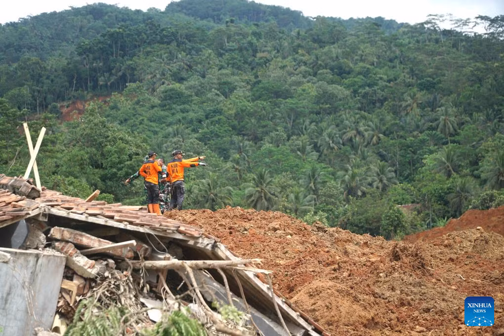 Ông Muhari nói thêm rằng địa hình không ổn định gây cản trở các nỗ lực cứu hộ và các thiết bị hạng nặng đã được triển khai để hỗ trợ hoạt động này. Ảnh: Xinhua.