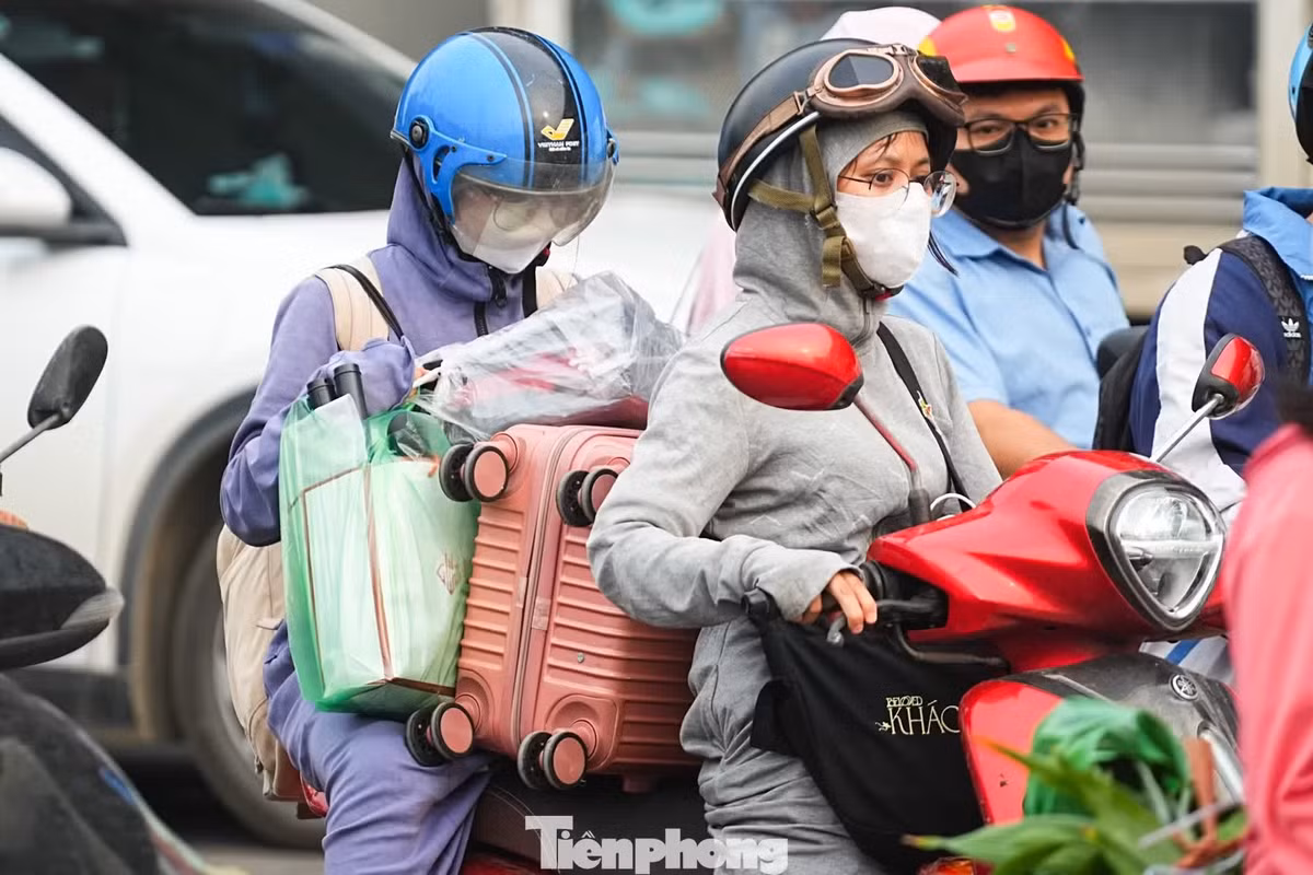 Sau kỳ nghỉ ngắn ngày, người dân trở lại Thủ đô với hành lý kỉnh cùng nhiều quà quê.